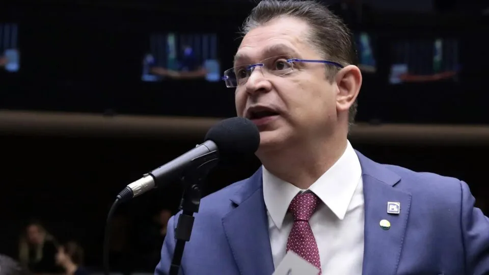 Deputado Sóstenes Cavalcante em discurso na Câmara dos Deputados defendendo pautas conservadoras e anistia.