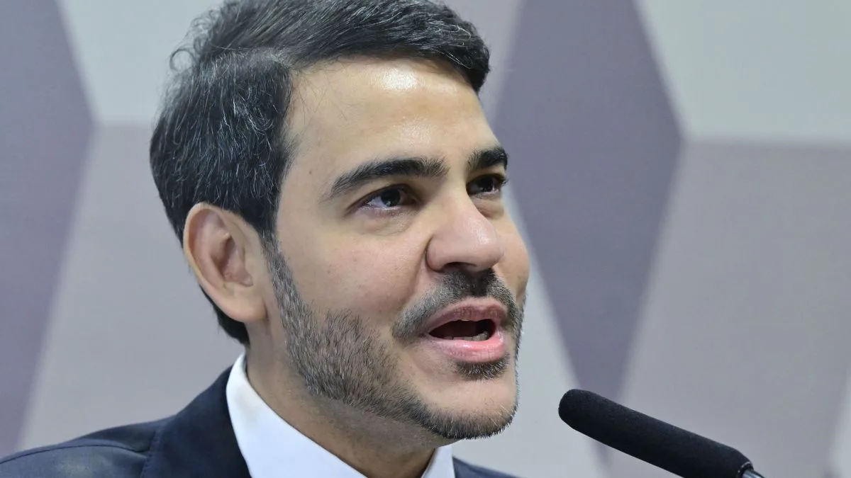 Ministro Jorge Messias em pronunciamento oficial representando a Advocacia-Geral da União em Brasília.