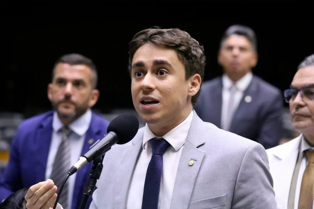 O deputado federal Nikolas Ferreira discursa na tribuna da Câmara dos Deputados em Brasília.