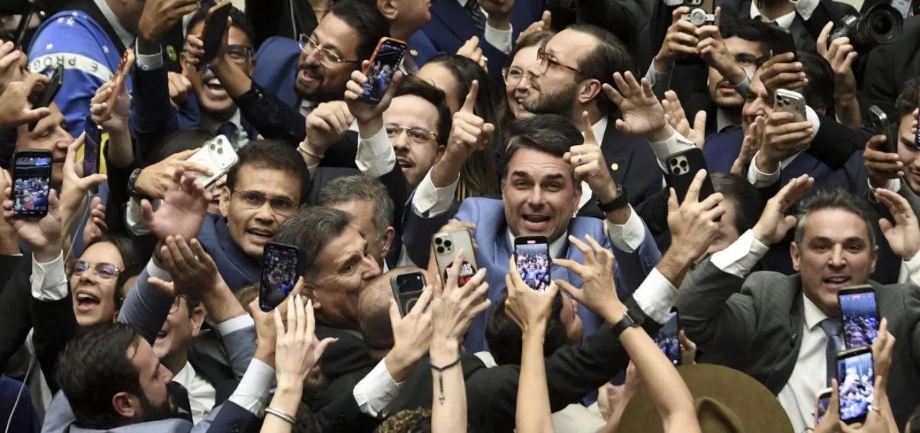 Fachada do prédio do Supremo Tribunal Federal (STF) em Brasília sob céu azul.