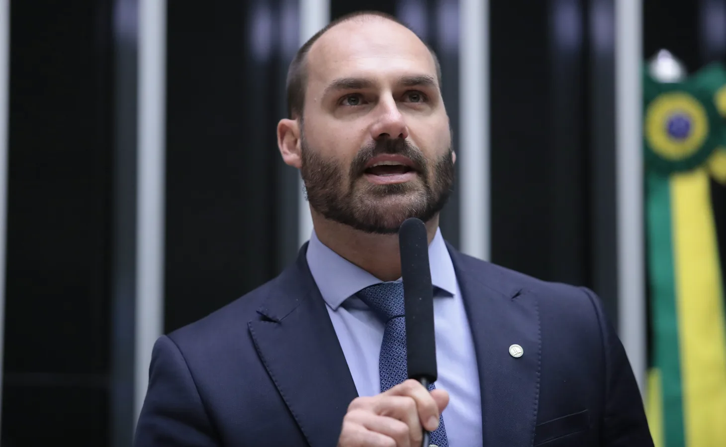 Foto horizontal do ex-deputado Eduardo Bolsonaro em sessão na Câmara dos Deputados em Brasília.