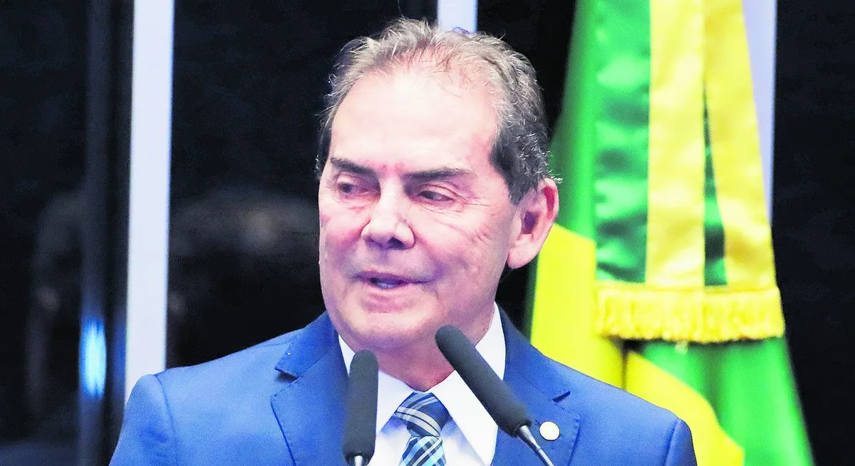 O deputado Paulinho da Força em plenário na Câmara dos Deputados defendendo projetos legislativos.