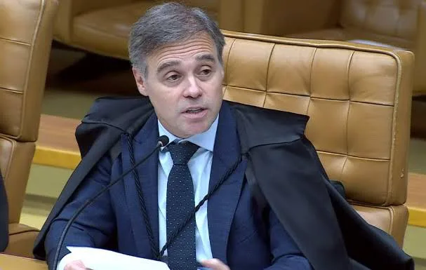 O ministro do Supremo Tribunal Federal André Mendonça em sessão plenária oficial em Brasília.