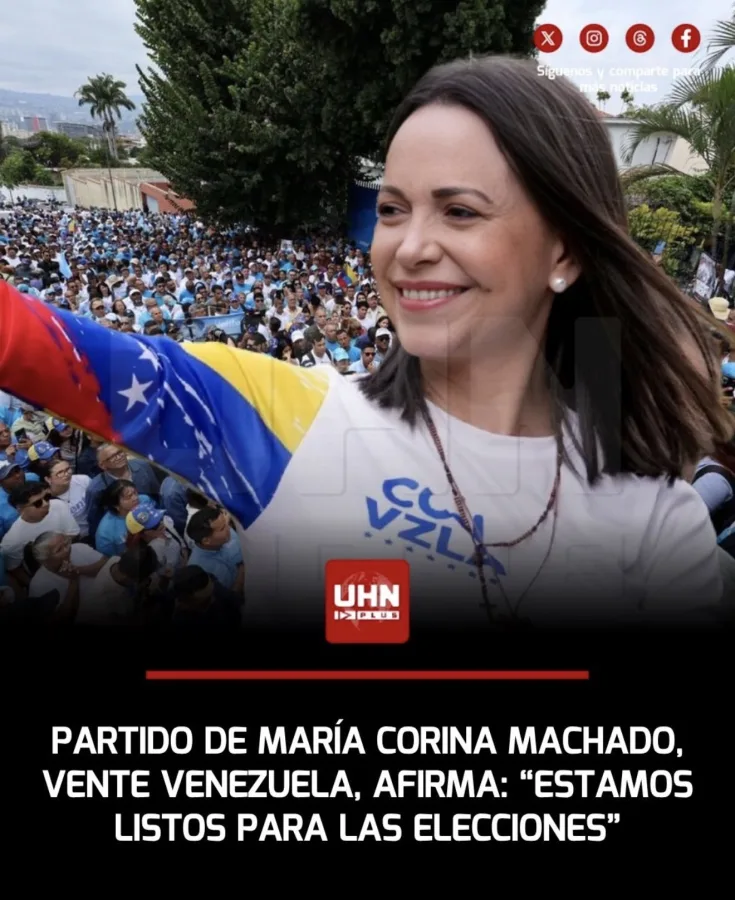 A líder da oposição venezuelana María Corina Machado sorri durante manifestação política com apoiadores.