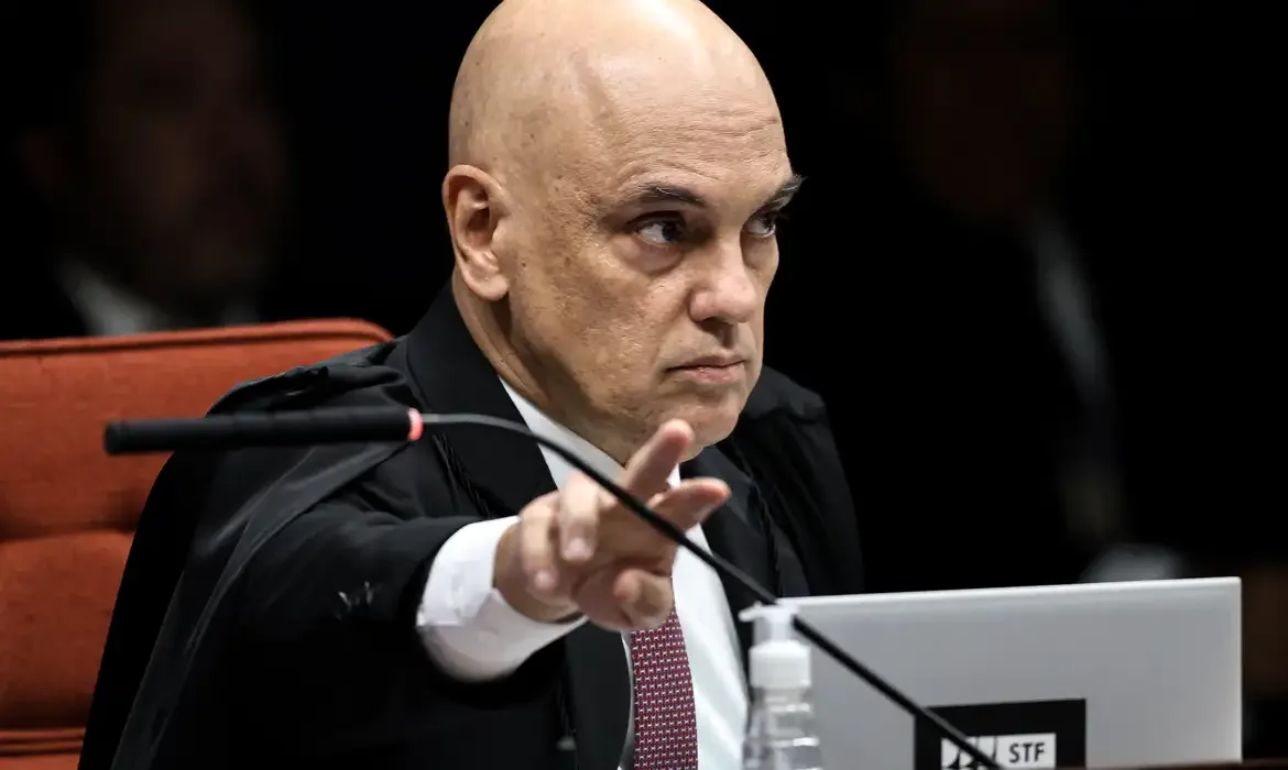 Ministro Alexandre de Moraes durante sessão plenária no Supremo Tribunal Federal em Brasília.