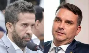 Deputado federal André Janones em sessão na Câmara dos Deputados durante discussão política.