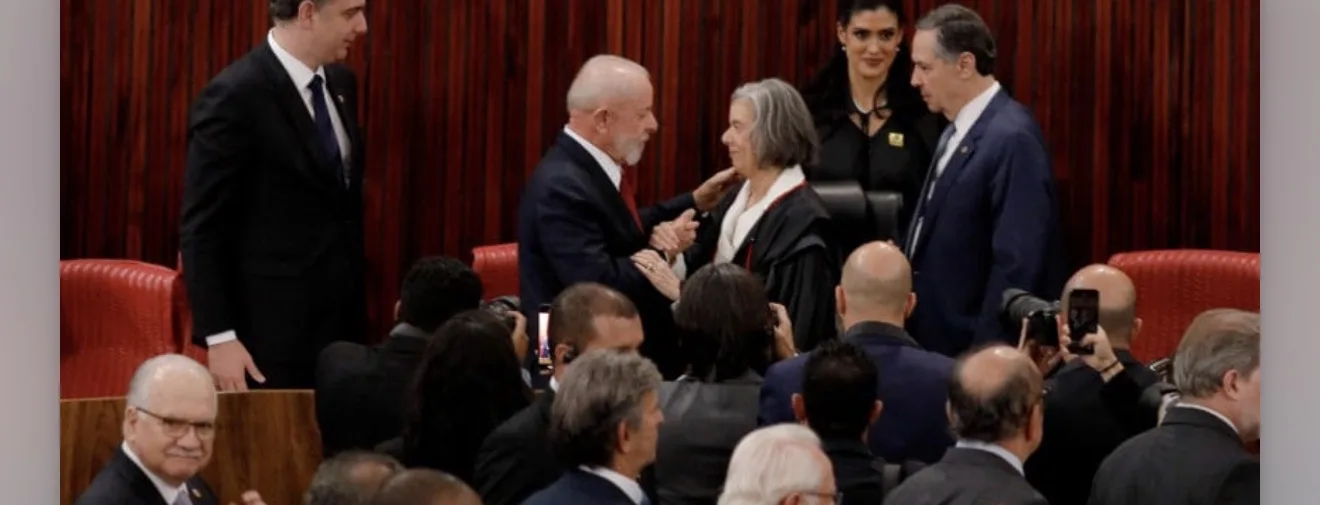 Presidente Lula cumprimenta ministro Nunes Marques em evento oficial em Brasília.