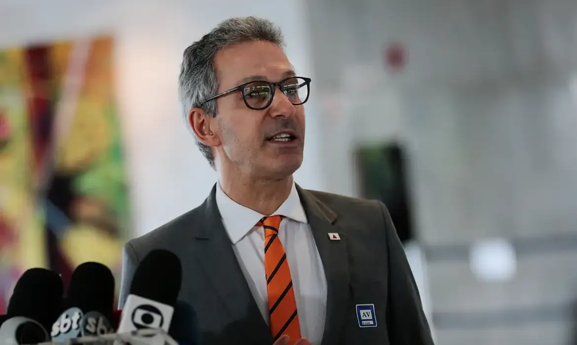 Governador Romeu Zema concede entrevista coletiva sobre reformas no Poder Judiciário e política nacional.