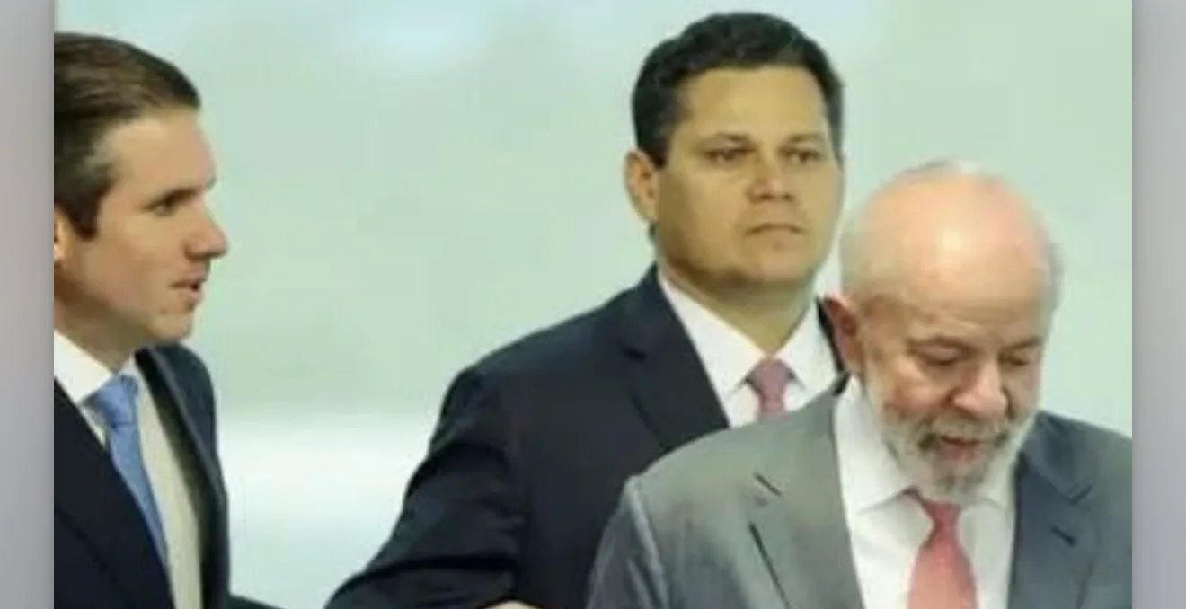 Davi Alcolumbre e outras autoridades sentadas à mesa durante cerimônia no Tribunal Superior Eleitoral.
