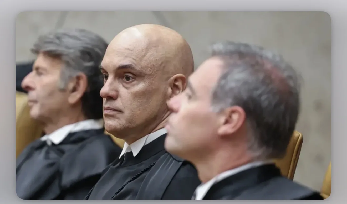 Fachada do prédio do Supremo Tribunal Federal em Brasília com destaque para a estátua da Justiça.