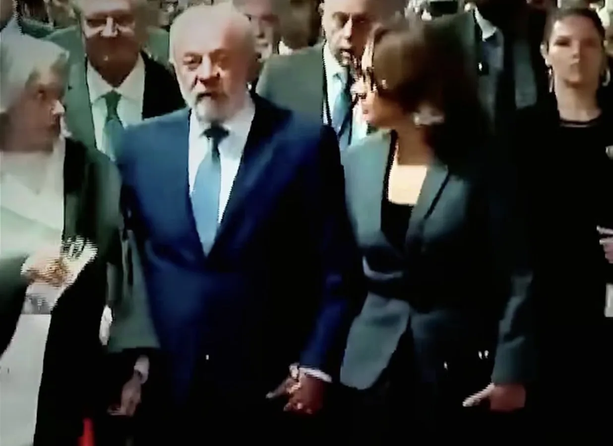 Presidente Lula e autoridades durante cerimônia oficial no Tribunal Superior Eleitoral em Brasília.