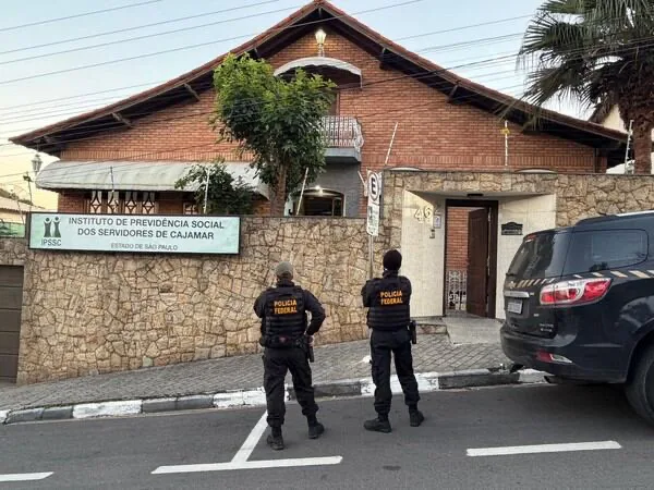 Agentes da Polícia Federal em operação contra crimes financeiros e desvios de recursos públicos.