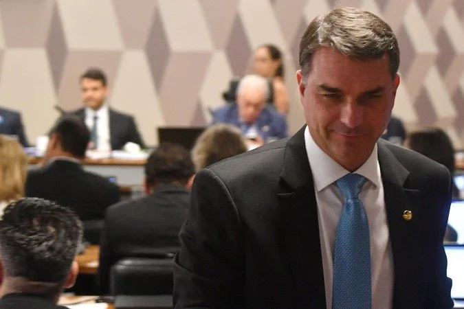 BOLSONARO MANTÉM CANDIDATURA DE FLÁVIO