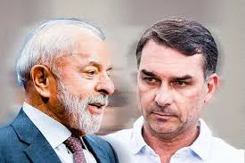 Painel eletrônico do mercado financeiro exibindo cotação do dólar em alta no Brasil.