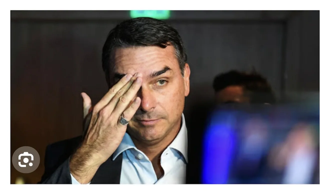 Senador Flávio Bolsonaro durante sessão no Plenário do Senado Federal em Brasília.