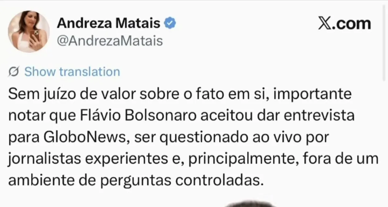 Senador Flávio Bolsonaro em sessão no Senado Federal falando ao microfone