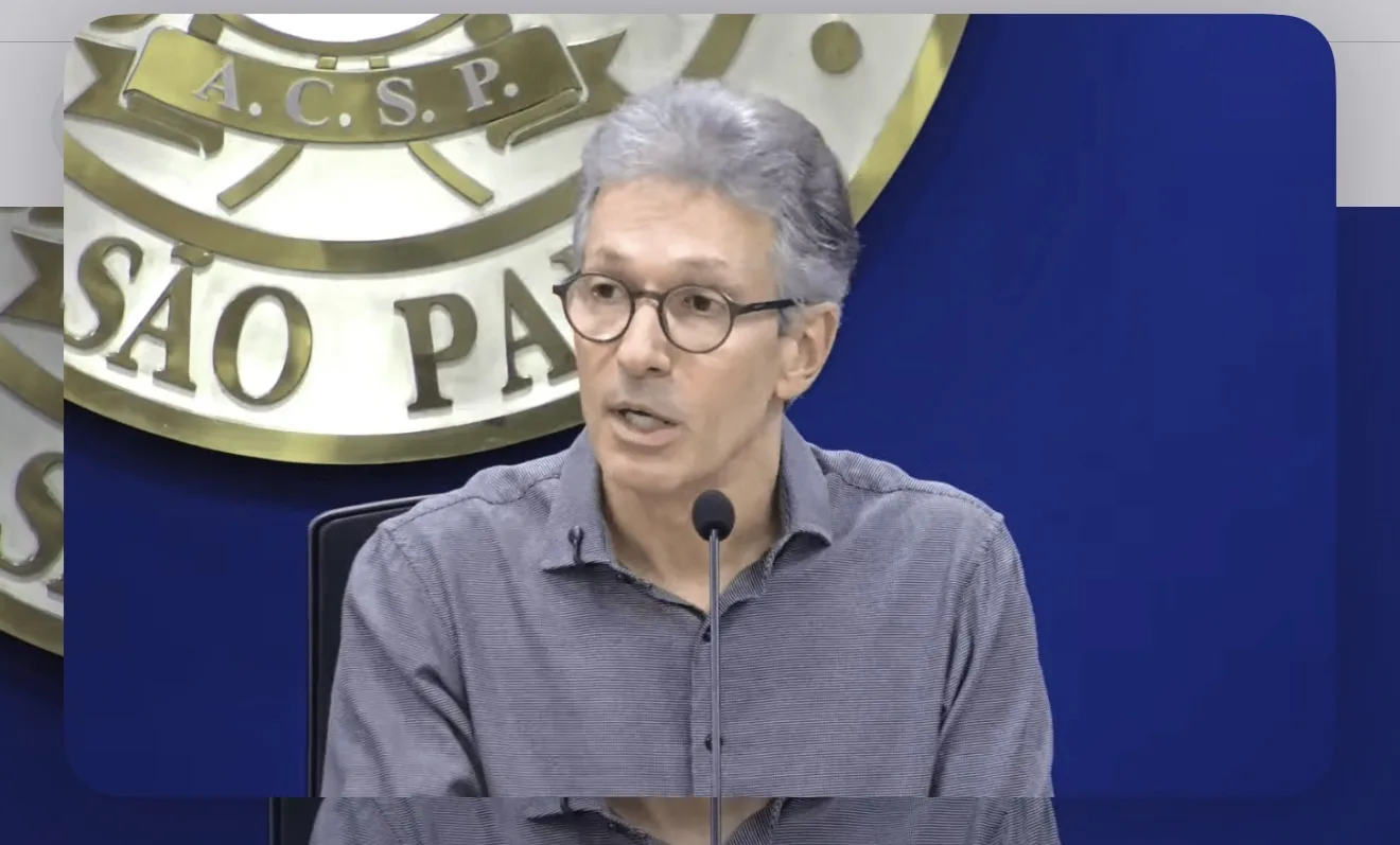 Ex-governador Romeu Zema em pronunciamento público durante evento político nacional.