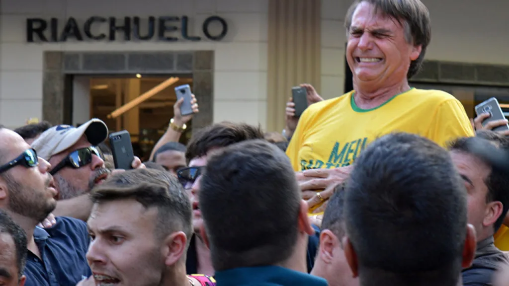 Deputado estadual Gil Diniz concedendo entrevista em estúdio sobre a trajetória de Jair Bolsonaro.
