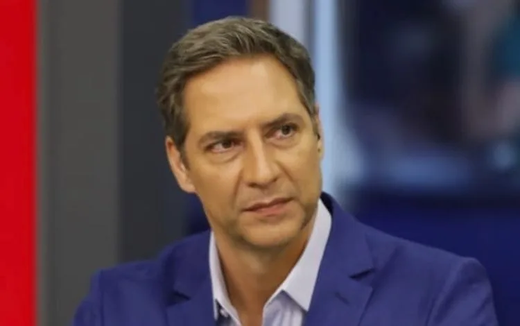 O jornalista Luís Ernesto Lacombe em seu estúdio de gravação analisando mensagens de bastidores.