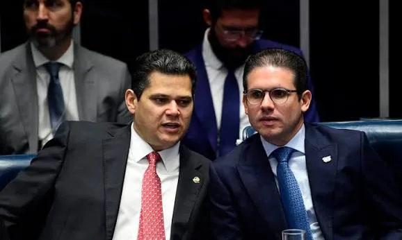Davi Alcolumbre e Flávio Bolsonaro em articulação política nos corredores do Congresso Nacional em Brasília
