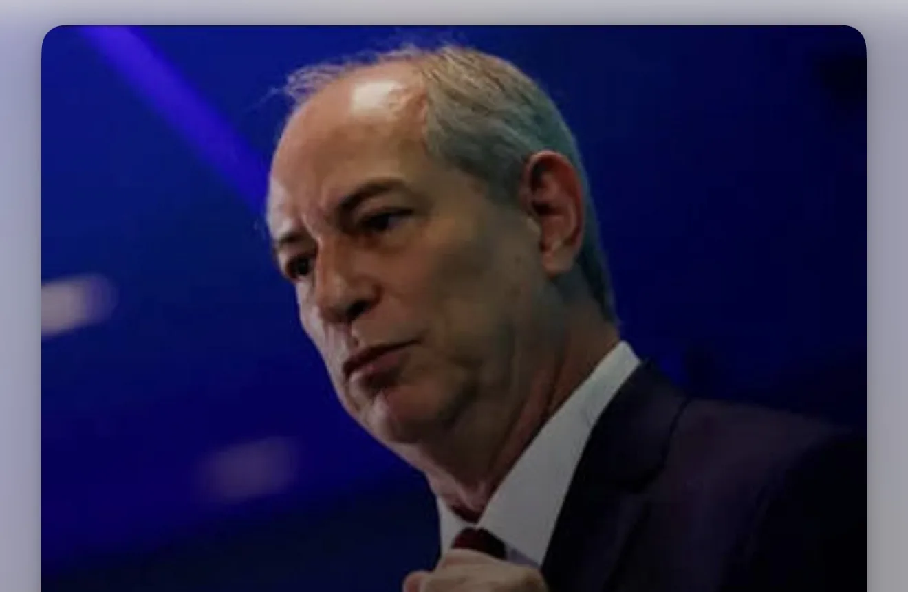 O político Ciro Gomes concede entrevista e discursa em evento público no Brasil.