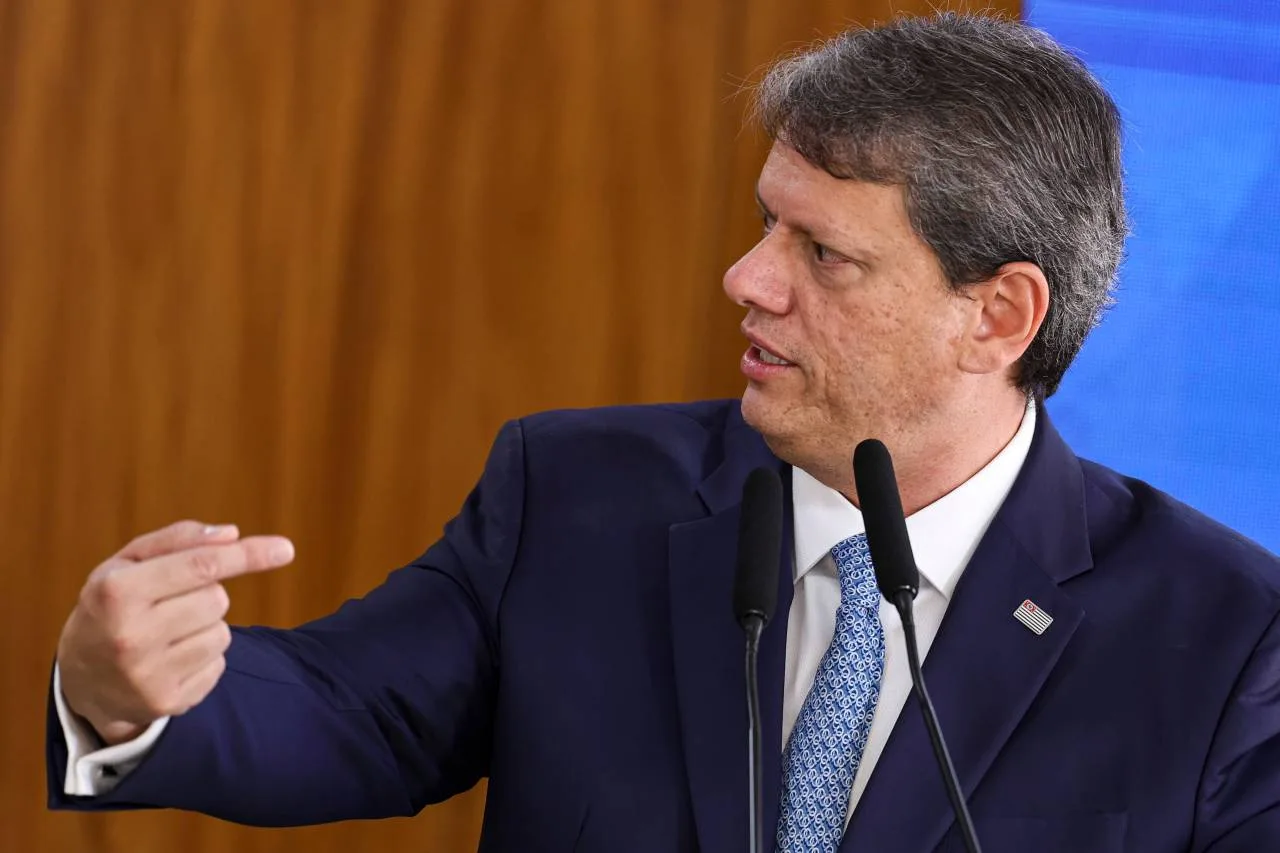 Governador de São Paulo Tarcísio de Freitas criticando ações do governo federal.