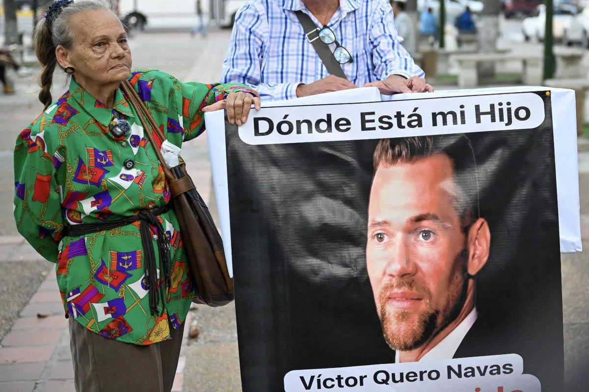Imagem focada no semblante sério do ditador venezuelano Nicolás Maduro vestindo terno azul e gravata vermelha em um evento oficial.