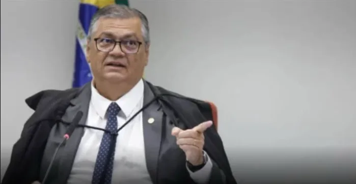 Plenário do Supremo Tribunal Federal vazio, com foco nas cadeiras dos ministros sob iluminação solene.