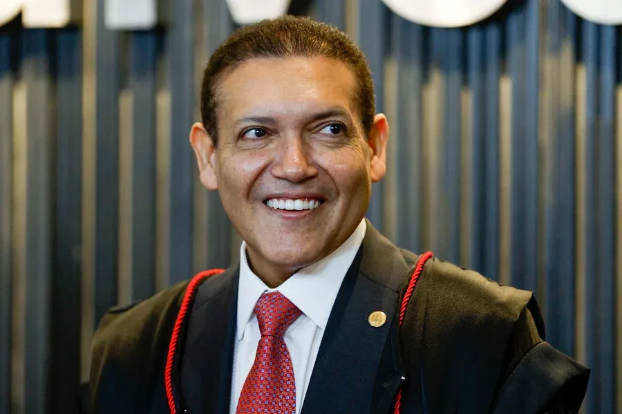 Fachada do Tribunal Superior Eleitoral em Brasília com bandeira do Brasil
