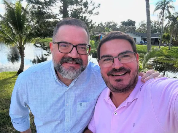 AUDIO DE FLAVIO COM VORCARO PROVOCA RACHA BOLSONARISTA; CONSTANTINO DETONA E ADIA PROJETO DE DIREITA