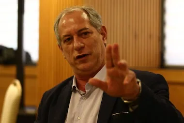 Ciro Gomes em manifestação política no Ceará durante campanha pela mudança de aliança governamental