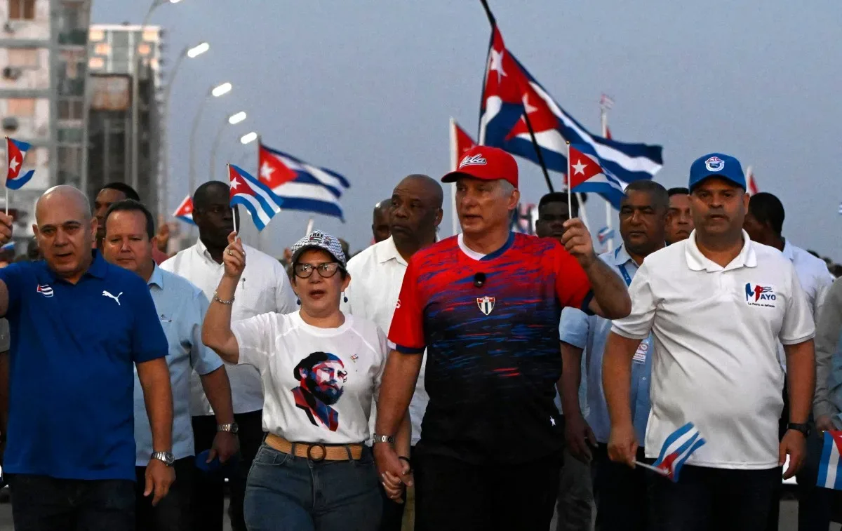Díaz-Canel em uniforme militar durante discurso sobre medidas totalitárias contra população cubana