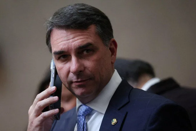Senador Flávio Bolsonaro em confronto político durante crise de vazamento envolvendo negociações com Banco Master