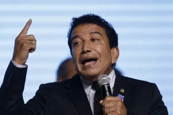 Senador Magno Malta em coletiva de imprensa defendendo sua inocência hospital