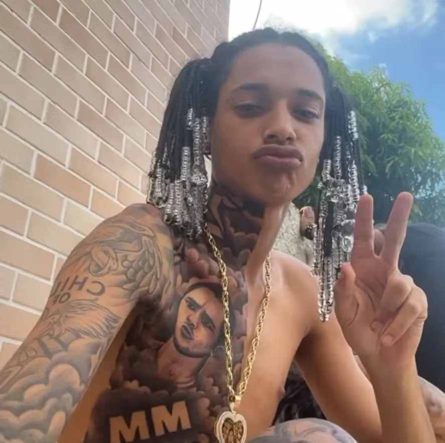 Rapper Oruam com cabelos vermelhos e correntes de ouro em imagem oficial