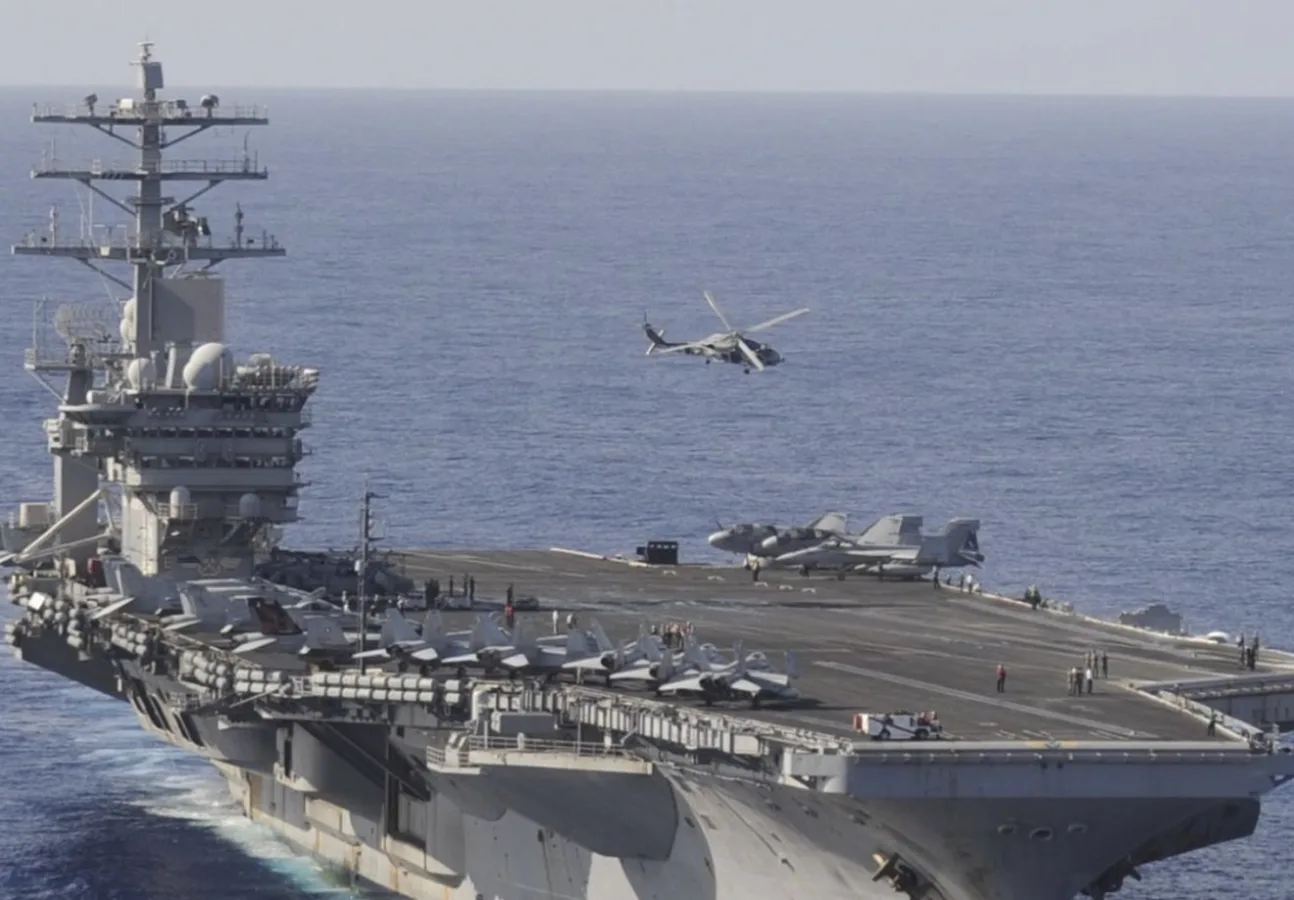 Porta-aviões dos Estados Unidos navegando em missão estratégica no Caribe.