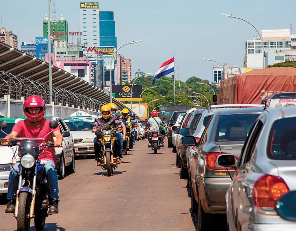 Ponte da Amizade ligando Brasil e Paraguai para negócios.