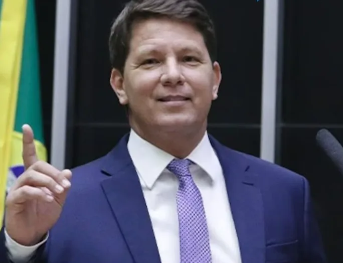 Fachada do prédio do Supremo Tribunal Federal em Brasília com as colunas de mármore branco em destaque.