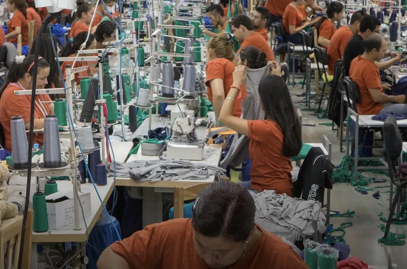 Interior de fábrica industrial brasileira enfrentando crise econômica e mudança para o exterior