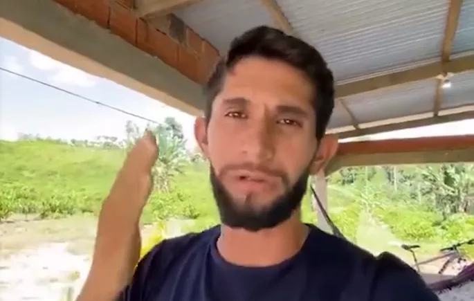 O deputado federal Nikolas Ferreira conversando com apoiadores durante agenda política em uma embarcação no Acre.