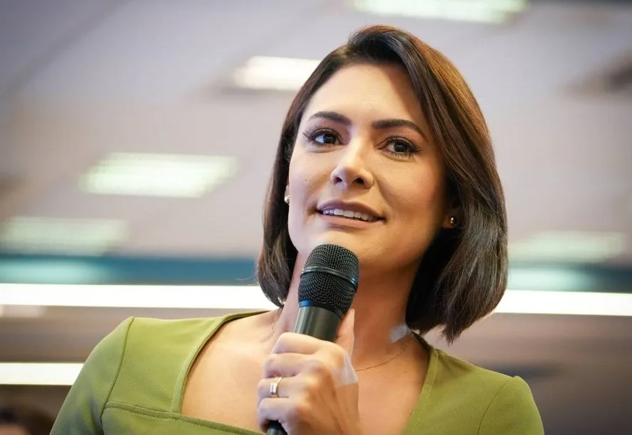 O ex-presidente Jair Bolsonaro ao lado da ex-primeira-dama Michelle Bolsonaro durante evento político público nacional.