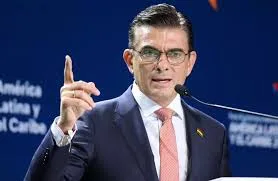 Protestos e crise de desabastecimento na Bolívia geram corte de salários do governo.