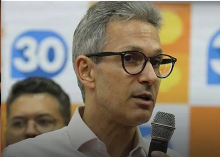 Governador de Minas Gerais Romeu Zema gesticula durante pronunciamento político oficial.