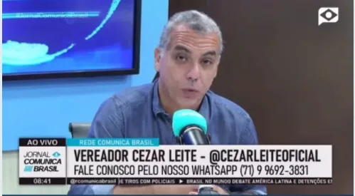 O senador Flávio Bolsonaro discursa em uma tribuna parlamentar usando terno escuro.