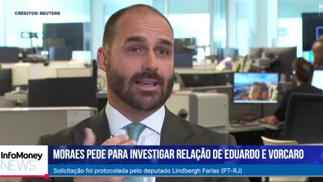 Deputado federal Lindbergh Farias discursa no plenário da Câmara dos Deputados com a bandeira do Brasil ao fundo.