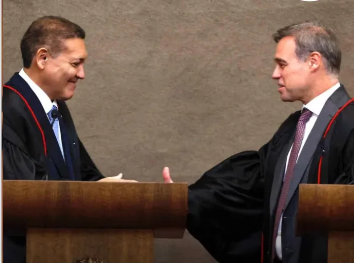 Detalhe das poltronas pretas dos ministros dispostas no plenário da Segunda Turma do Supremo Tribunal Federal.