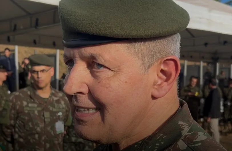 General Tomás Paiva, comandante do Exército Brasileiro, com farda militar em pronunciamento oficial.