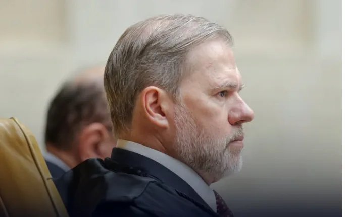 O ministro Dias Toffoli com fone de ouvido durante sessão oficial no plenário do STF.