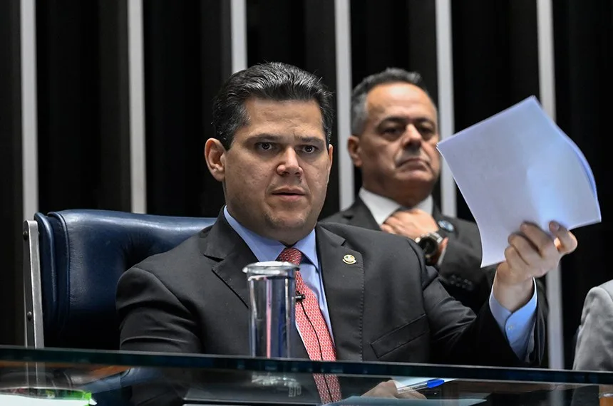 O presidente do Senado Federal Davi Alcolumbre fala ao microfone no plenário da Casa.