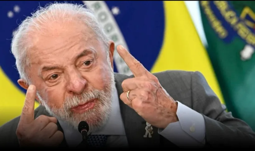 Presidente Lula discursando em evento oficial com expressão de preocupação.